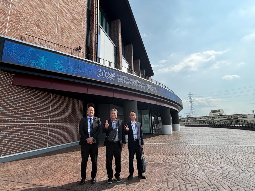 2025イベント装飾の前で記念撮影