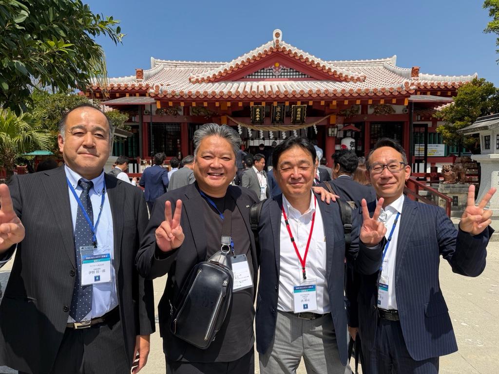 沖縄 社殿前で記念撮影